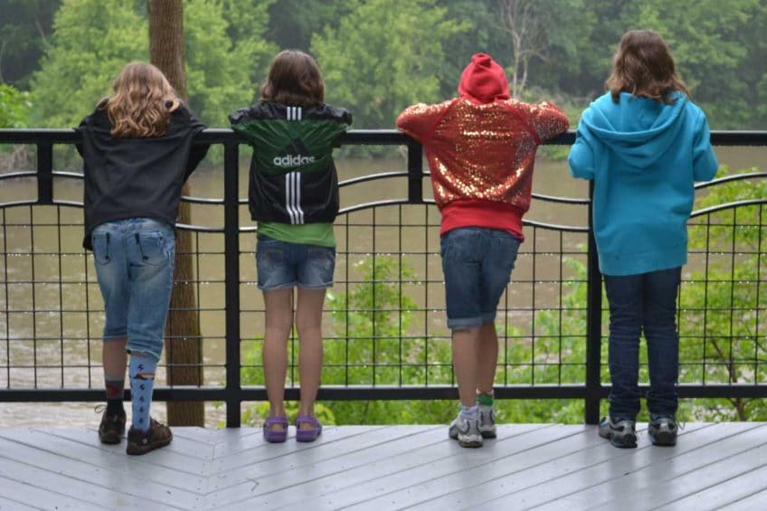 kids-on-bridge